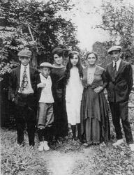 Anna Duker Zwart often returned to Amsterdam to visit family, sometimes accompanied by her daughter and sons